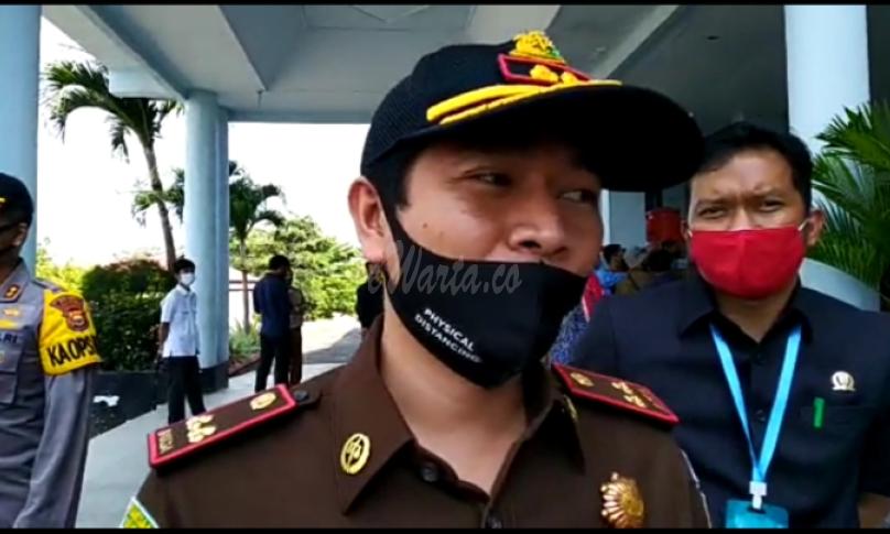 Kajari Seluma, M. Ali Akbar, MH saat memberikan keterangan kepada awak media.