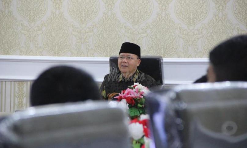 Gubernur Rohidin Mersyah usai beraudiensi bersama Kepala Kanwil Direktorat Jenderal Perbendaharaan Nasional (DJPBN) Provinsi Bengkulu, Kantor Pajak Pratama Bengkulu dan Kantor Pelayanan Perbendaharaan Negara Bengkulu membahas terkait Program Pemulihan Ekonomi Nasional (PEN), di Gedung Daerah Balai Raya Semarak Bengkulu, Senin (06/07).