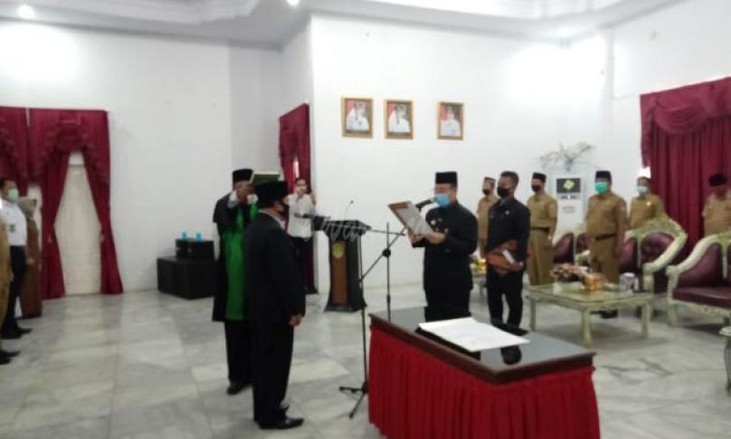 Bupati Bundra Jaya melantik Penjabat Sekda Seluma, Supratman.