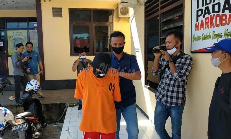 Pelaku saat digelandang ke sel tahanan Polres Bengkulu Utara.
