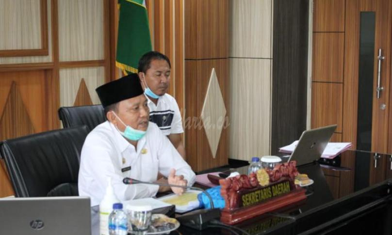 Sekda Hamka Sabri, saat usai mengikuti rapat virtual Pembahasan Pengajuan Evaluasi Raperda tentang Perubahan RPJMD Provinsi Bengkulu Tahun 2016-2020 bersama Ditjen BIna Bangda Kemendagri RI, di ruang Rafflesia Kantor Gubernur Bengkulu, Rabu (8/7).