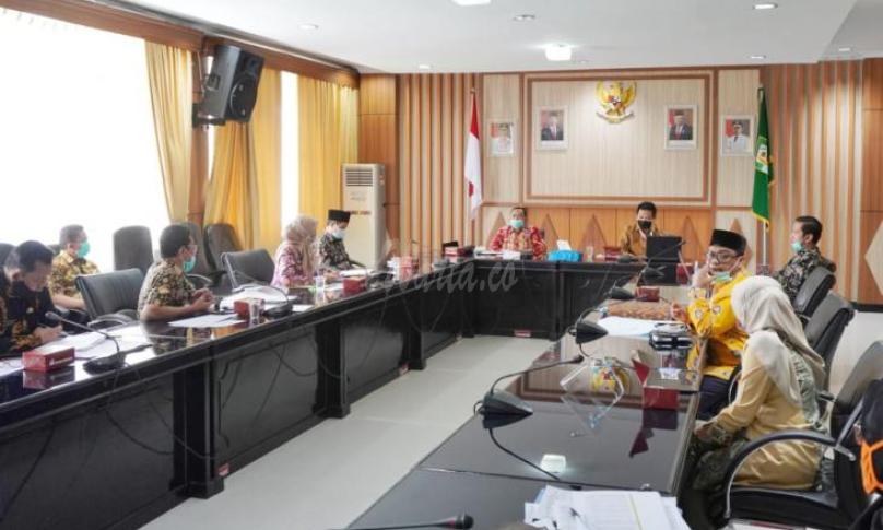 Sekretaris Daerah (Sekda) Provinsi Bengkulu Hamka Sabri memimpin rapat monitoring dan evaluasi optimalisasi pendapatan pemerintah provinsi Bengkulu bersama Tim Korsupgah KPK RI di ruang rapat pemprov Bengkulu, Kamis (9/7).