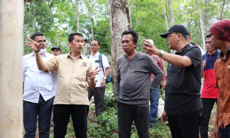 Gubernur Bengkulu, Dr. H. Rohidin Mersyah saat meninjau lokasi pabrik dan peternakan.