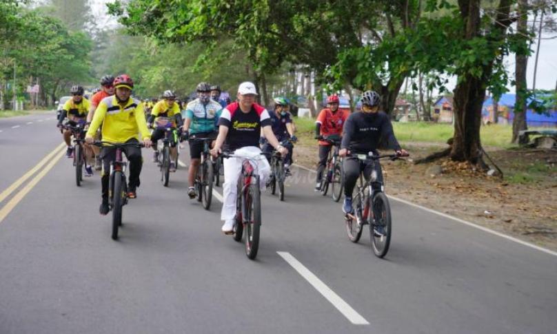 Gubernur Bengkulu Rohidin Mersyah serukan hidup sehat pada tatanan adaptasi kebiasaan baru agar kondisi badan tetap terjaga, sehingga jauh dari COVID-19. 
