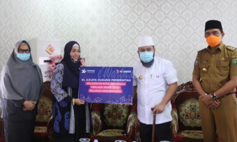 Penyerahan CSR dari PT XL Axiata ini dihadiri Kepala Sekolah Menegah Pertama (SMP) se – Kota Bengkulu dan perwakilan beberapa kelompok nelayan Kota Bengkulu.