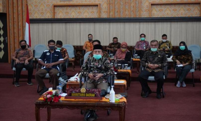 penyerahan program Pemulihan Ekonomi Nasional (PEN) untuk Koperasi melalui video conference di ruang VIP Pola, Kamis (23/07/2020).