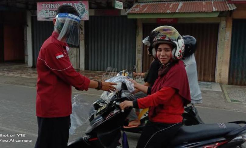 Sosialisasi dan Pembagian Perlengkapan Protokol Kesehatan