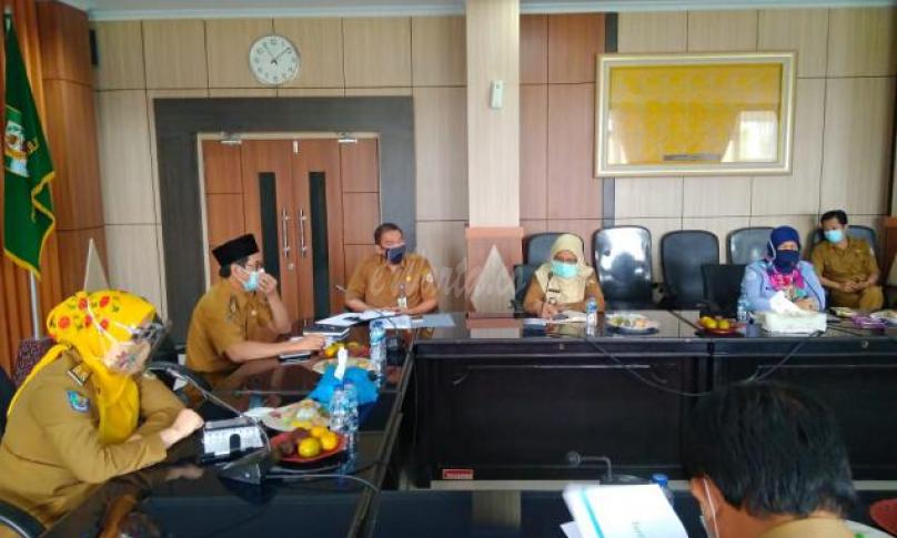rapat bersama TAPD di ruang rapat rafflesia
