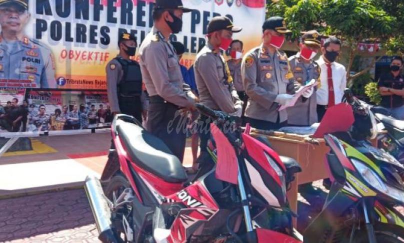 Barang bukti diamankan polisi.