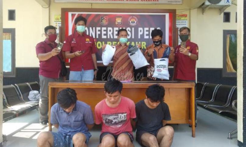 Ditangkap Polisi, tiga pelaku tak berkutik.