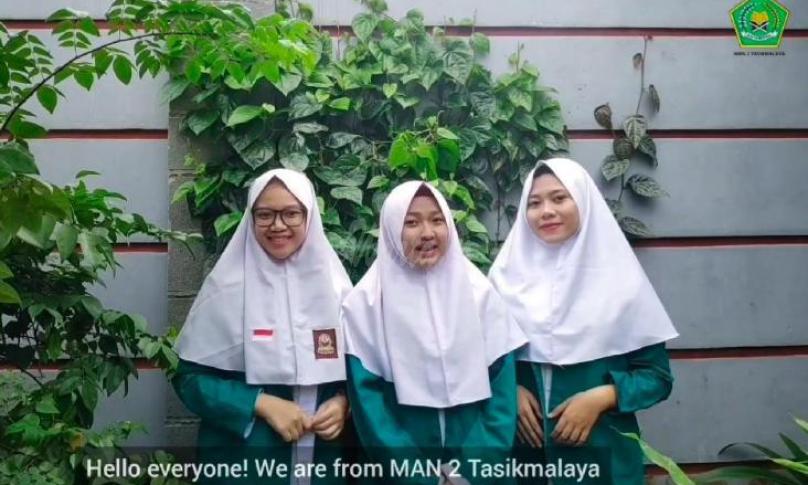 Siswi Madrasah Aliyah Negeri (MAN) 2 Tasikmalaya 