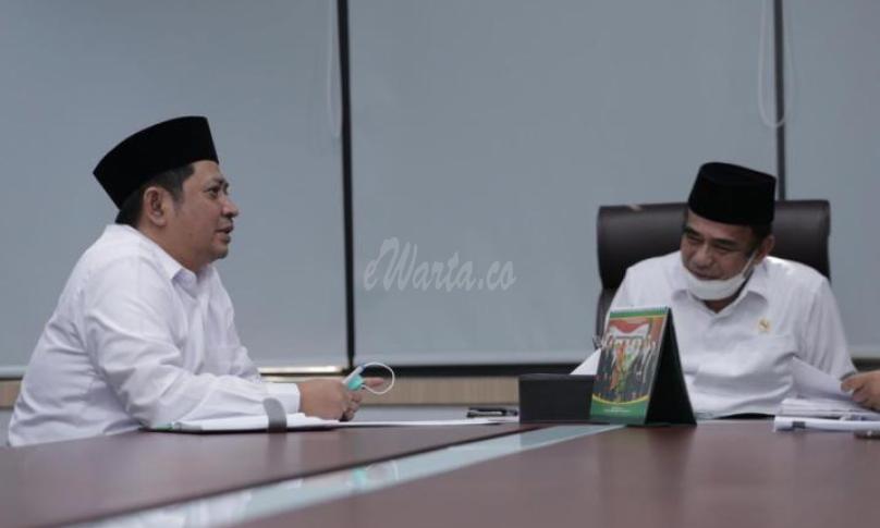 Dirjen Pendidikan Islam M.Ali Ramdhani (kiri) melaporkan progres penyaluran bantuan untuk pesantren dan lembaga pendidikan Islam di masa Covid-19  pada Menag