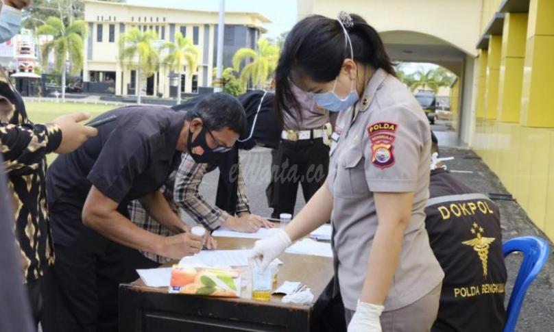 personil yang terlibat dalam operasi melakukan pengecekan urine 