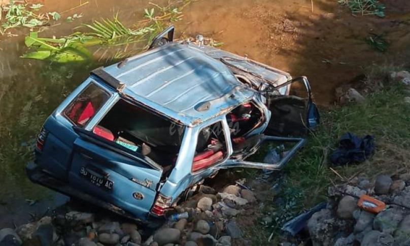 Minibus terjun bebas