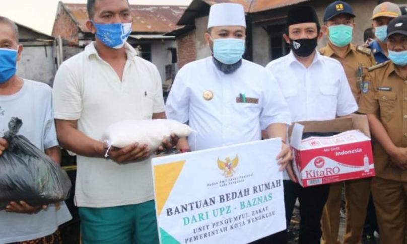 Wali Kota saat menyerahkan bantuan pada korban kebakaran