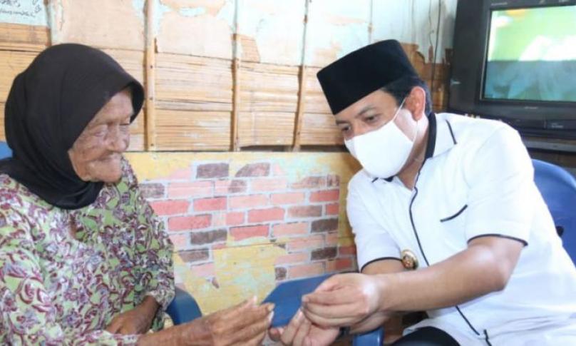 Wawali serahkan E-KTP