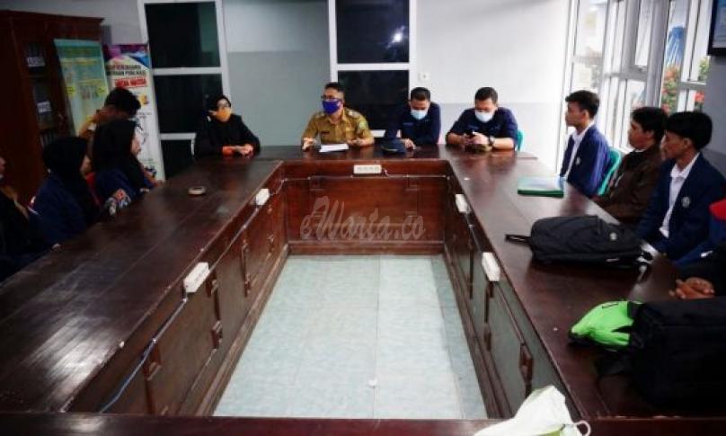 Plt Kadis Kominfosan Eko Agusrianto diwakilkan oleh Kabid Informasi dan Komunikasi Publik (IKP) Nugroho menyambut kedatangan 7 mahasiswa Fisip prodi Jurnalistik (S1) didampingi oleh Dosen Pembimbing Lapangan Yuliati.