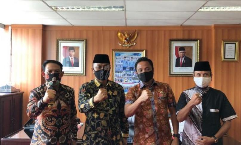 Dedy bersama Plt Kadis Dukcapil Kota Bengkulu Nofri Andrianto melakukan kunjungan dalam rangka audiensi atas nama Pemkot Bengkulu langsung kepada Dirjen Dukcapil Kemendagri RI di Jakarta, Jumat (28/8/2020)