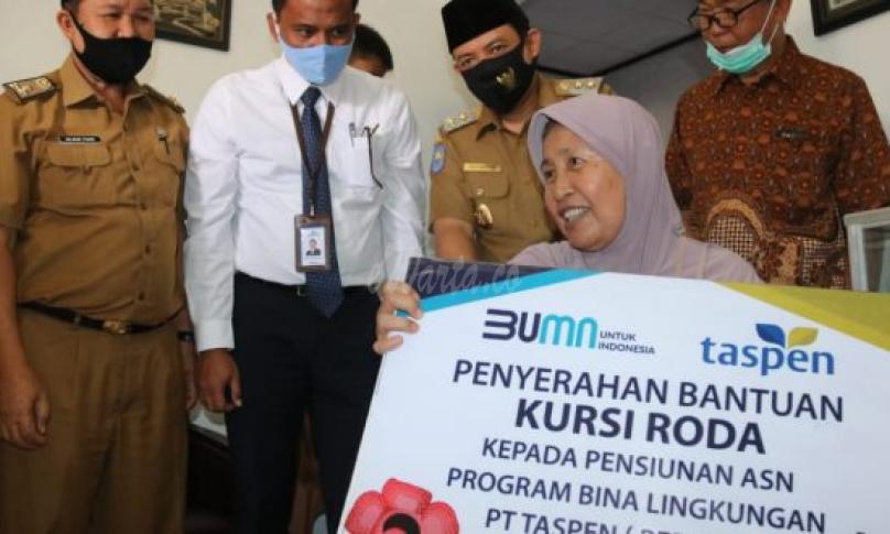 bantuan berupa 3 unit kursi roda untuk pensiunan PNS Pemkot Bengkulu penyandang disabilitas