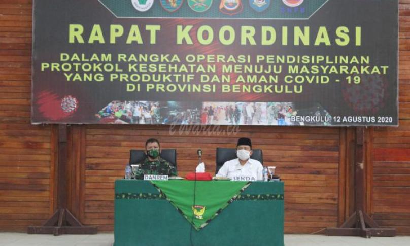 Sekretaris Daerah Provinsi Bengkulu Hamka Sabri bersama Danrem 041/Gamas Bengkulu Brigjen TNI Yanuar Adil gelar Rapat Koordinasi Penanganan Covid-19 