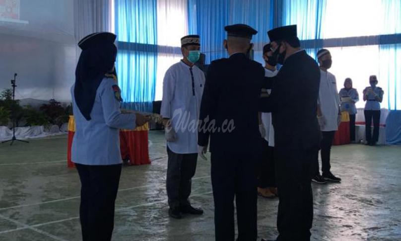 Bupati Rejang Lebong Ahmad Hijazi didampingi Kalapas Kelas II A Curup Heri Azhari menyampaikan remisi
