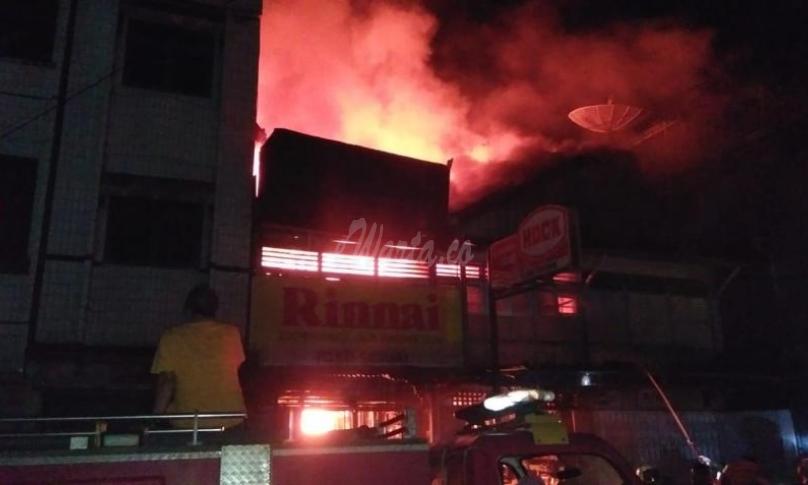 tiga unit toko milik warga setempat ludes terbakar, Sabtu (29/08/2020).