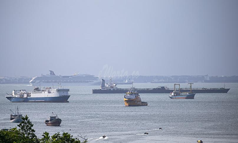 Sejumlah kapal sedang labuh jangkar di Perairan Batam, Kepulauan Riau, Senin (6/7/2020). - (antarafoto)