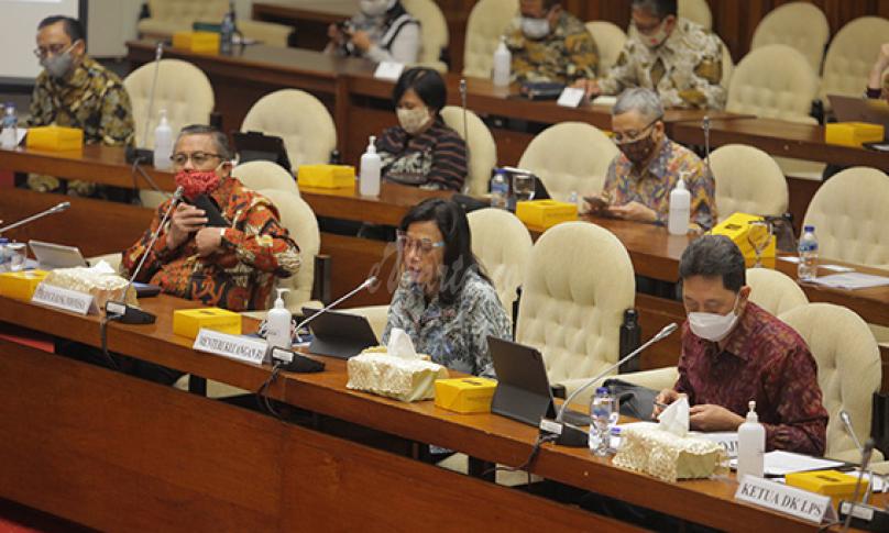 Menteri Keuangan Sri Mulyani (tengah), Gubernur Bank Indonesia (BI) Perry Warjiyo (kiri) dan Kepala Eksekutif Pengawas Perbankan OJK Heru Kristiyana (kanan) mengikuti rapat kerja dengan Komisi XI DPR di Kompleks Parlemen Senayan, Jakarta, Senin (24/8/2020). (antarafoto)