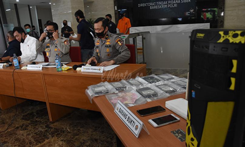  Kadiv Humas Polri Irjen Pol Argo Yuwono (kedua kiri) didampingi Karopenmas Div Humas Polri Brigjen Pol Awi Setiyono (ketiga kiri) dan Direktur Tindak Pidana Siber (Dirtipidsiber) Bareskrim Polri Brigjen Pol Slamet Uliandi (kiri) menunjukkan tersangka berikut barang bukti saat rilis pengungkapan kasus peretasan situs lembaga negara di Gedung Bareskrim Polri, Jakarta, Selasa (7/7/2020). 