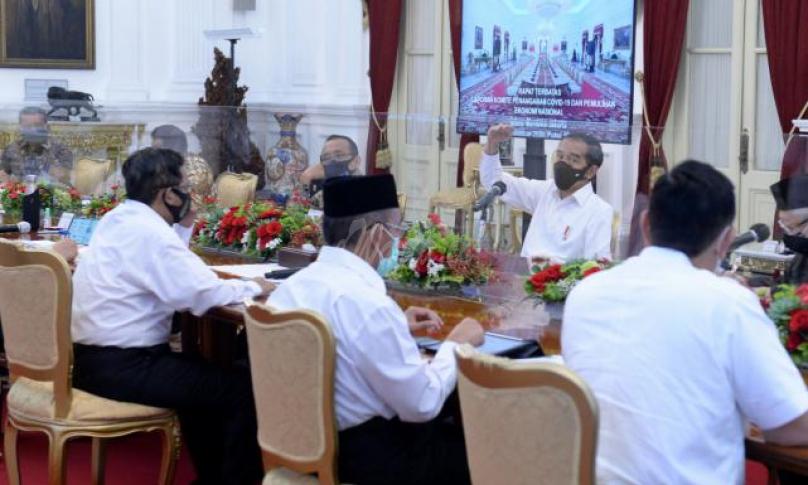 residen Joko Widodo saat memimpin rapat terbatas membahas laporan Komite Penanganan Covid-19 dan Pemulihan Ekonomi Nasional di Istana Merdeka, Jakarta, Senin (24/08/2020).