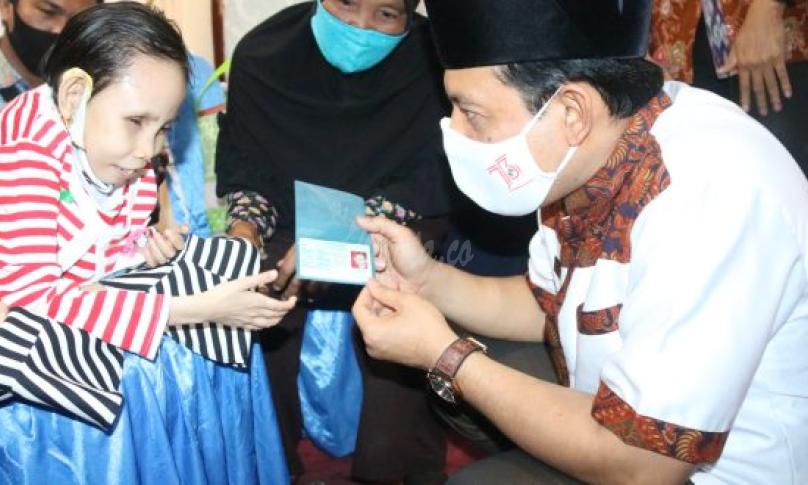 Wawali Berikan e-KTP Warga Disabilitas
