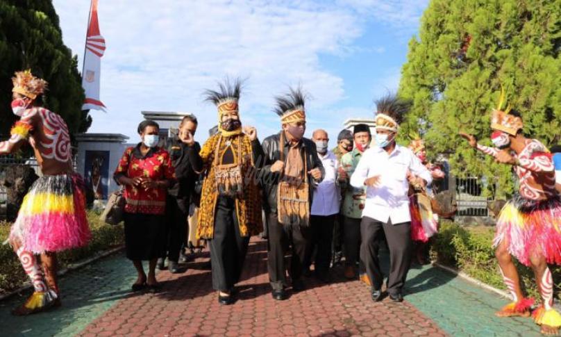 Menag saat tiba di Bandara Sentani (Foto : Romadanyl)