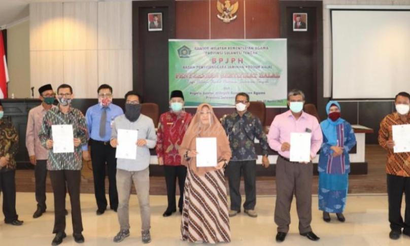 Penyerahan Sertifikat Halal kepada Pelaku Usaha di Sulawesi Tengah oleh Kakanwil Kemenag Sulteng