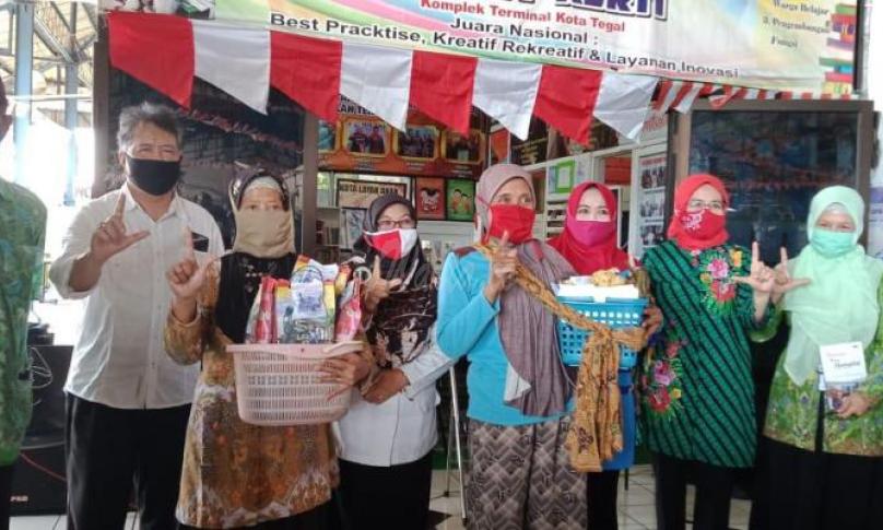 Penyuluh Agama Islam Kemenag Darsiti (tengah berbaju putih) bersama dengan masyarakat terminal Kota Tegal yang menjadi binaannya (foto: Istimewa)