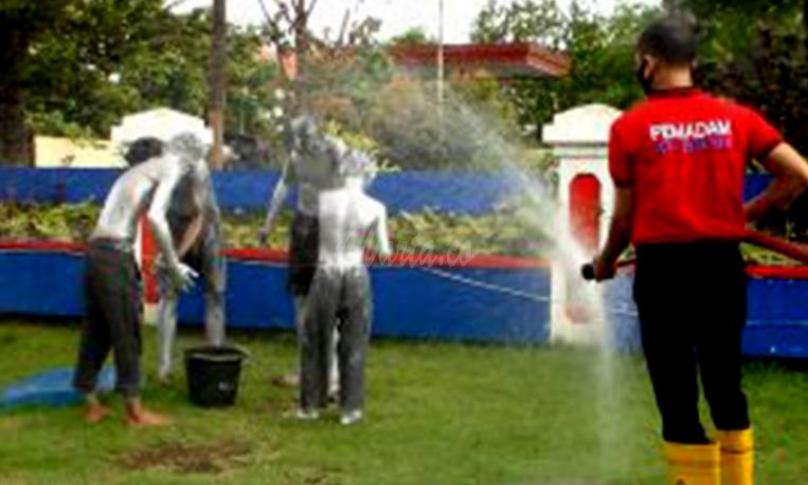 Silverman saat disemprot oleh petugas damkar Kota Bengkulu