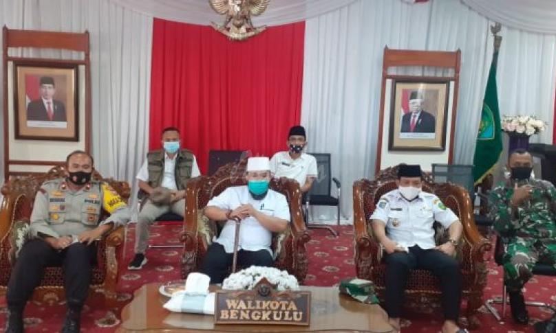 Walikota Bengkulu Helmi Hasan dan Wakil Walikota Dedy Wahyudi bersama Waka Kepolisian Resor (Polres) Bengkulu Kompol Hendri Syahputra, Plh. Kasdim 0407 Mayor Arh Asep Sepriadin