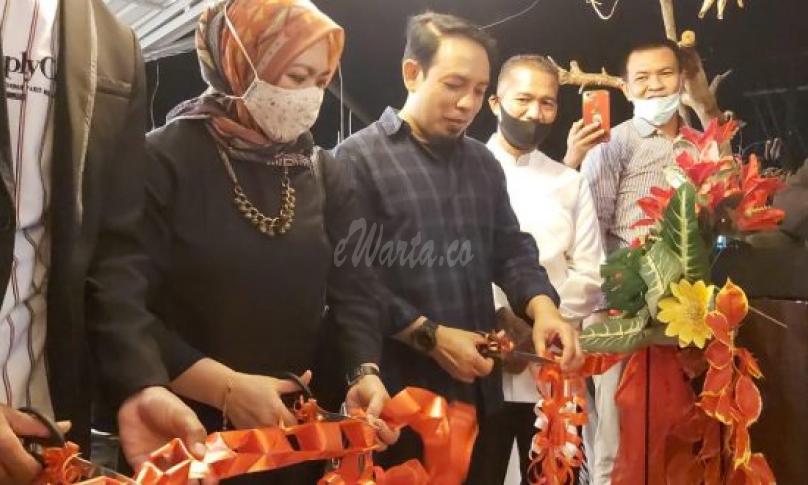 Wakil Walikota Dedy Wahyudi beserta istri menyempatkan hadir diacara grand opening cafe Pawong Kampoeng