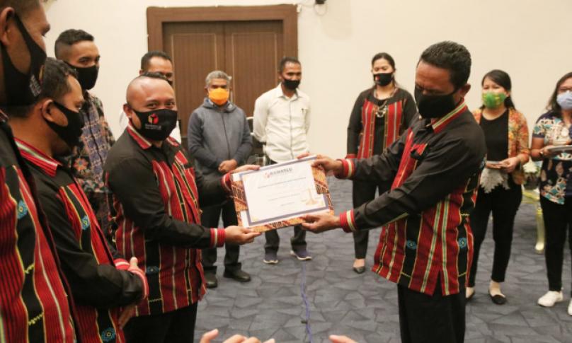 Koordinator Divisi Hukum, Penanganan Pelanggaran, dan Penyelesaian Sengketa Bawaslu Kabupaten Manggarai, Fortunatus Hamsah Manah saat mendapatkan sertifikat penghargaan ketiga dalam pembuatan legal opinion dalam acara Rapat Kerja Teknis Advokasi Pendampingan Hukum di Hotel Neo Aston Kupang, Sabtu, 12 September 2020/Foto: Humas Bawaslu Kabupaten Manggarai