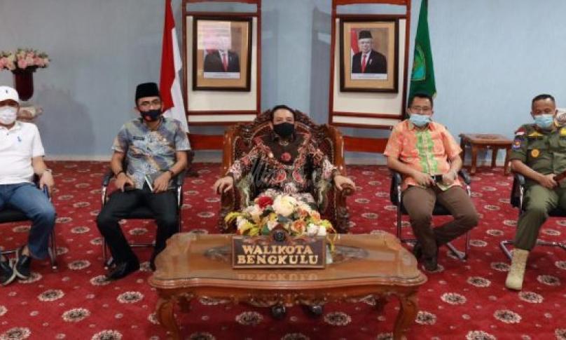 Wakil Walikota Bengkulu Dedy Wahyudi didampingi Penjabat Sesda Bujang HR, Kepala Bapenda, Kepala Kesbangpol, dan Plt Kasatpol PP mengikuti rakor dari balai kota.