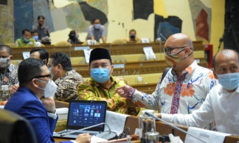 Ketua Komisi II DPR RI Ahmad Doli Kurnia (baju warna biru) berbincang dengan pimpinan penyelenggara pemilu dalam Rapat Dengar Pendapat di Gedung Parlemen Senayan, Jakarta, Senin 21 September 2020/Foto: Humas Bawaslu RI