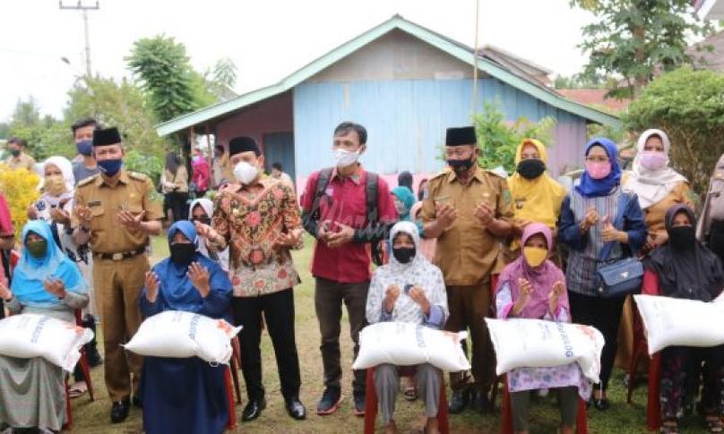 Penyerahan bantuan PKH