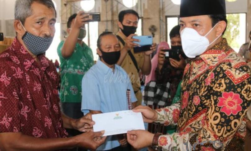 Wakil Walikota Bengkulu Dedy Wahyudi didampingi Ketua BazNas Kota Bengkulu Habib Abdurahman Alkaf, Selasa (22/9/2020) di masjid At Atqwa.