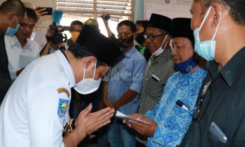 penyerahan bantuan operasional (BOP) kepada RT, RW, tokoh adat (todat), tokoh agama (toma) dan LPM di kantor camat tanah patah, Rabu (23/9/2020) sekitar pukul 09.30 WIB.