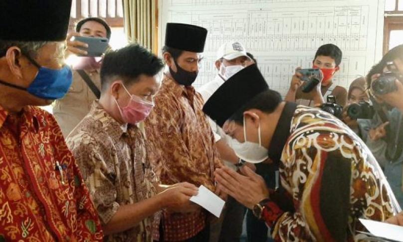 Wawali saat menghadiri acara pembagian dana bantuan operasional (BOP) untuk RT, RW, Linmas, Ketua Adat dan Ketua LPM di kantor lurah Kebun Dahri, Selasa pagi (29/9/2020).