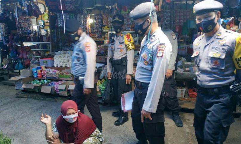 Polres Lutra menegur warga yang tidak menggunakan masker dengan baik