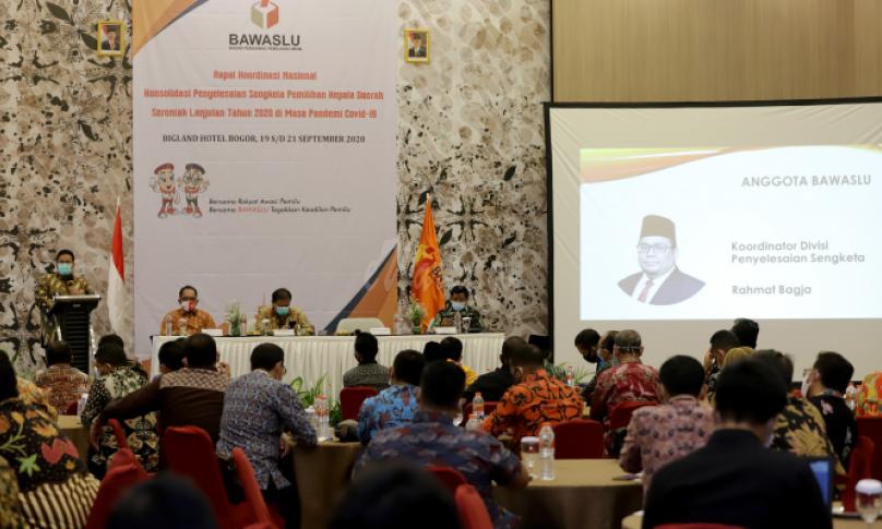 Koordinator Divisi Penyelesaian Sengketa Bawaslu, Rahmat Bagja memberikan arahan dan penguatan di depan jajaran Bawaslu Provinsi Se-Indonesia dalam acara Rapat Koordinasi Nasional (Rakornas) Konsolidasi Penyelesaian Sengketa Pemilihan Kepala Daerah Serentak Lanjutan Tahun 2020 di masa pandemi Covid-19, di Bogor (21/9/2020). Photo : HUMAS Bawaslu- Nurisman.