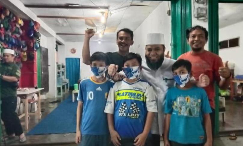Helmi sedang foto bersama
