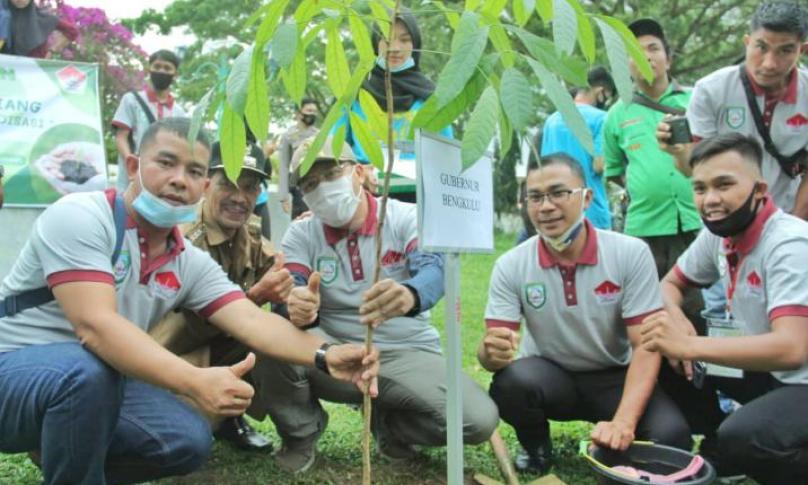 Penanaman 1000 Pohon bersama KAMU Kepahiang bertajuk "Sembuhkan Bumi Dengan Reboisasi" di Taman Santoso Pasar Kepahiang, Senin (14/09).