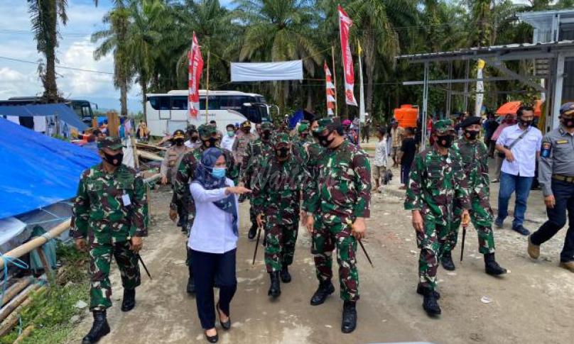 Pangkogabwilhan II Maradya TNI, Imran Baidirus, SE mengunjungi warga korban banjir bandang yang melanda Desa Radda, Meli Kecamatan Baebunta dan Kecamatan Masamba, Kabupaten Lutra, Sulawesi Selatan (Sulsel) pada Rabu, (16/9/2020).