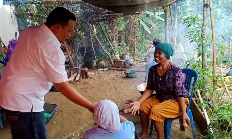 Erwin saat mengunjungi warga di Ulu Talo